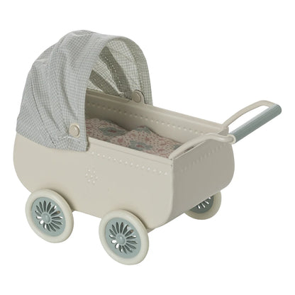Miniatur weißer Puppenwagen mit gemustertem Baldachin von Kinderwagen mit Babymaus