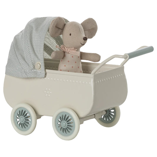 Spielzeugmaus in einem Miniatur-Kinderwagen aus der Kollektion Minze