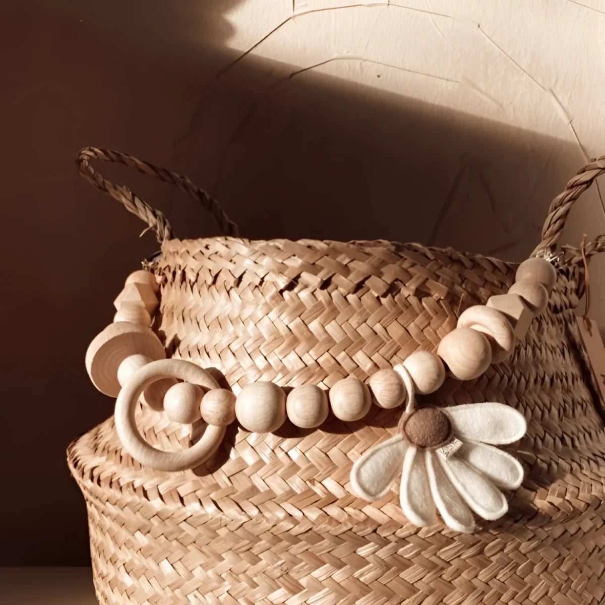 Wickelkorb dekoriert mit Holperlen und blumenförmiger Verzierung für Kinderwagenkette Daisy Daylight