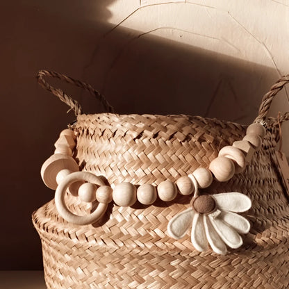 Wickelkorb dekoriert mit Holperlen und blumenförmiger Verzierung für Kinderwagenkette Daisy Daylight