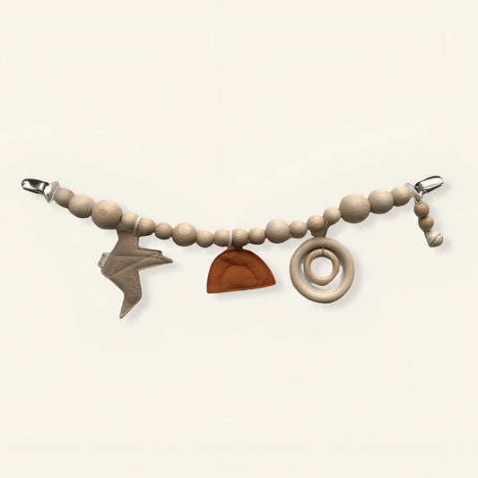 Beige kinderwagenkette aus holzperlen mit stoffstern orangefilzsonne und ringanhängern für babysitzspielzeug