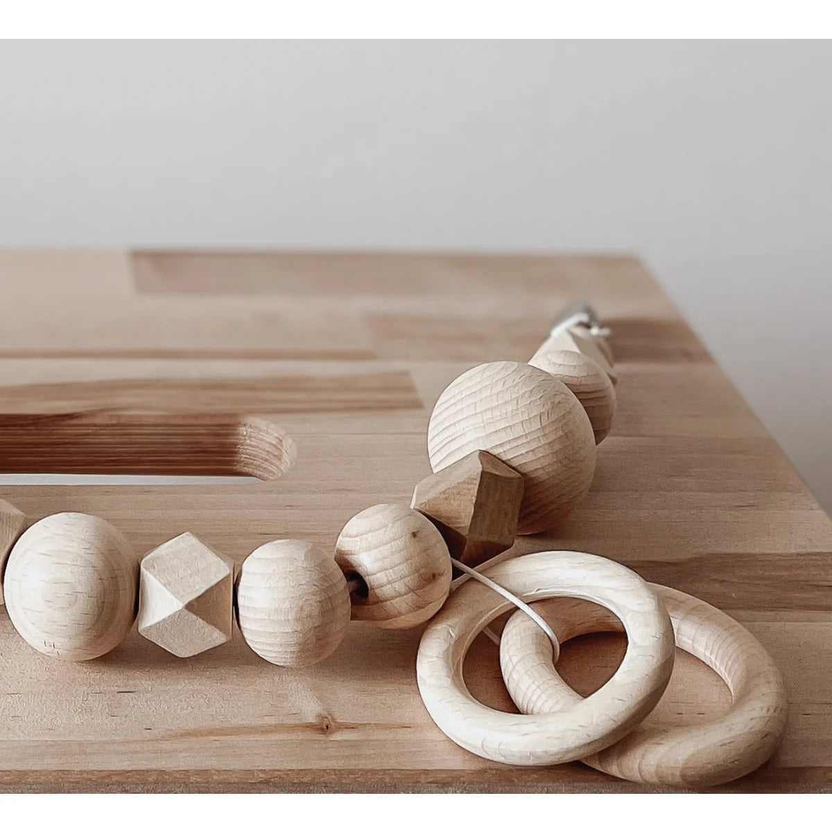 Natürliche Kinderwagenkette Daisy Daylight mit Holzperlen und Ringen