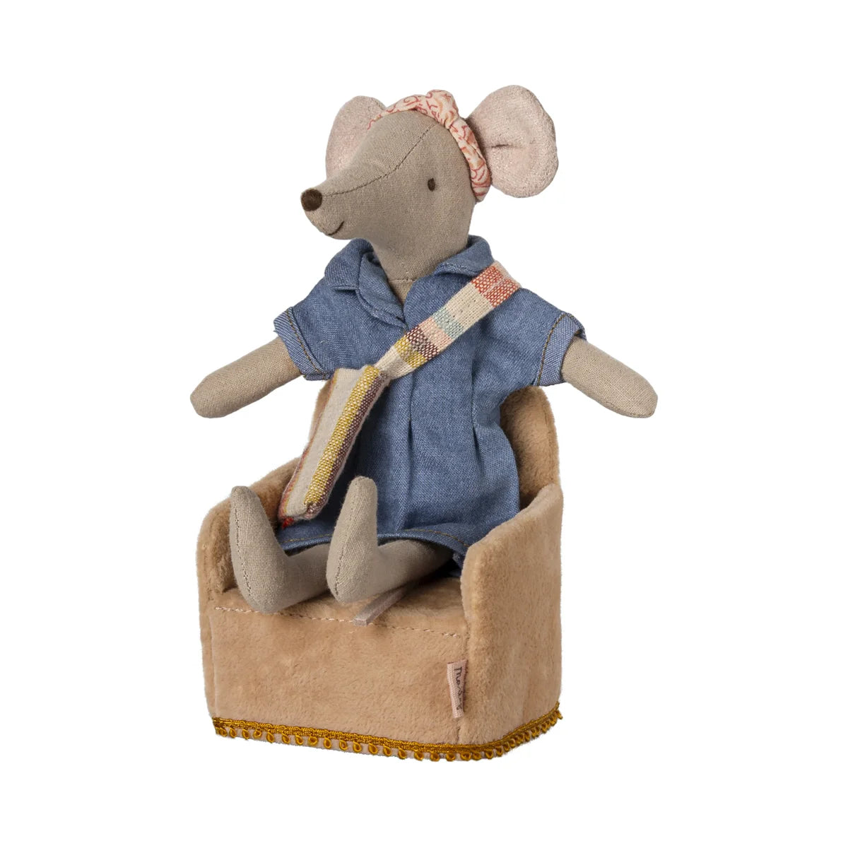 Klappstuhl Maus Powder: Beige Plüschmaus mit Jeanshemd im passenden Stuhl