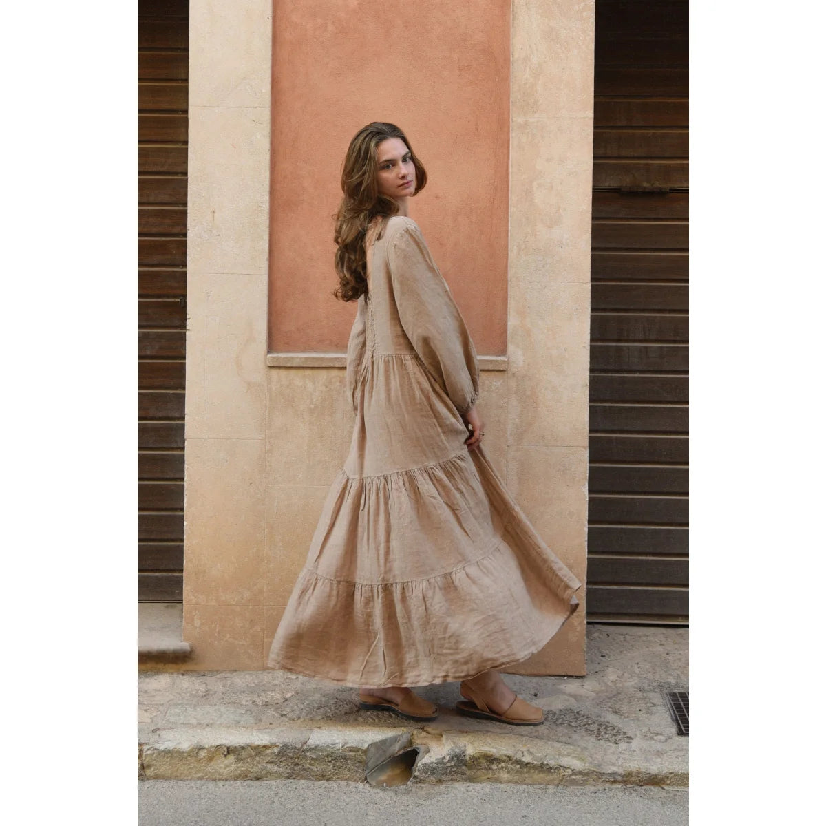 Fließendes beiges mehrlagiges Kleid aus dem Produkt Kleid Ava Dress Rye