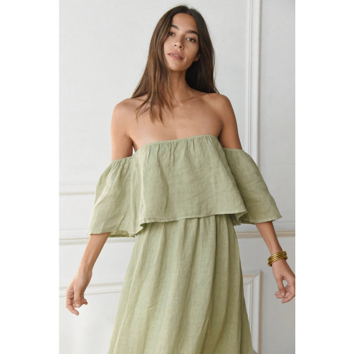 Weiches off-shoulder leinenkleid salbei mit gestuften rüschenärmeln ideal für ökologische baby- und kinderprodukte