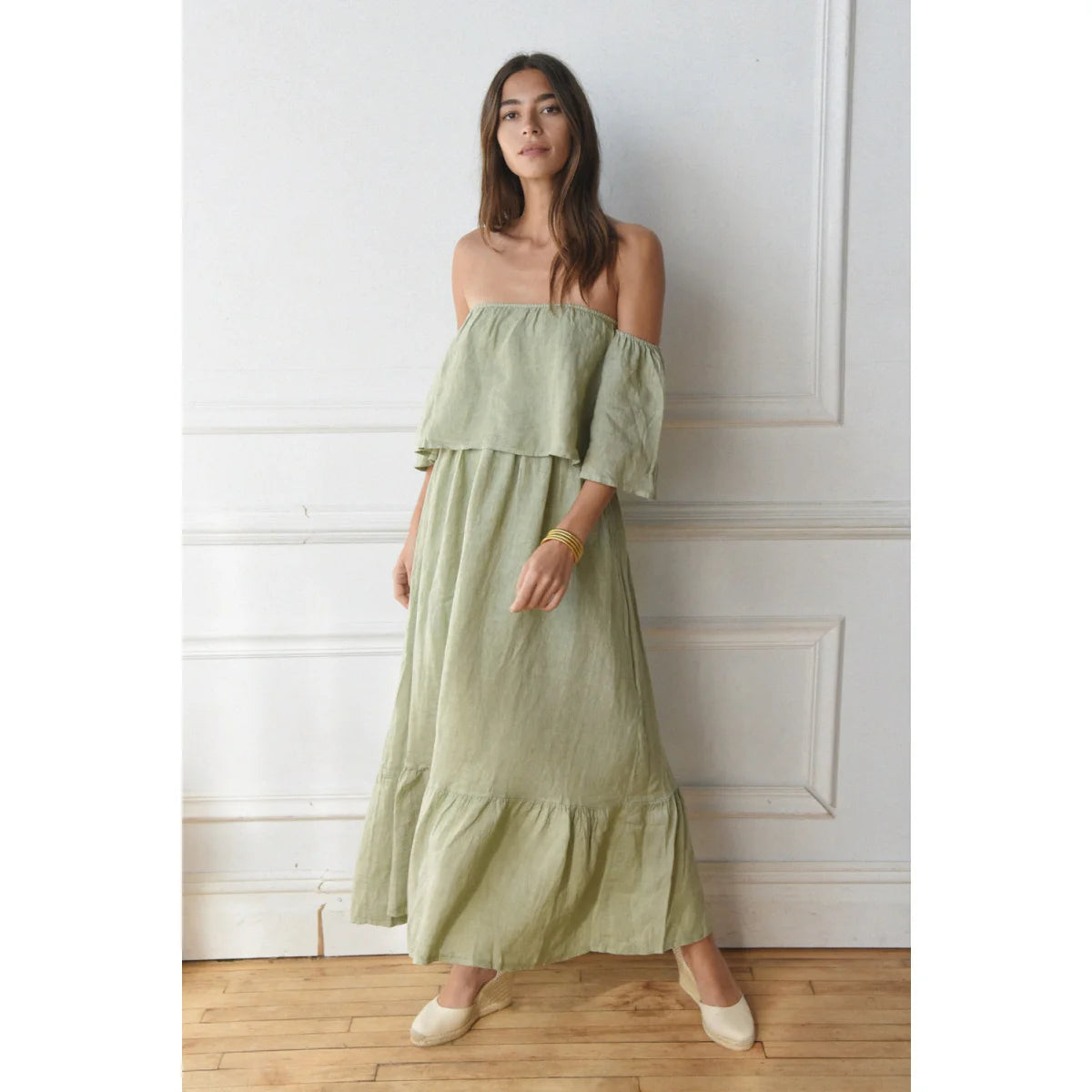 Fliessendes schulterfreies Maxikleid Baila Salbei mit Stufen und luftigem Stoff