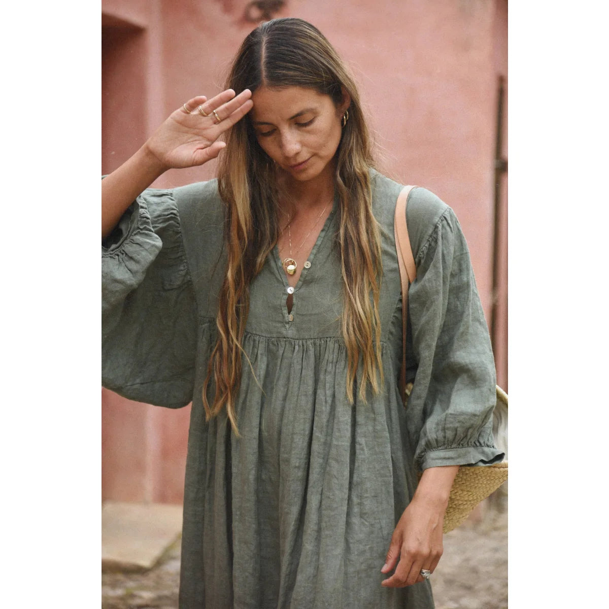 Olivegrünes Leinenkleid Kleid Bonita Fern ansprechend präsentiert