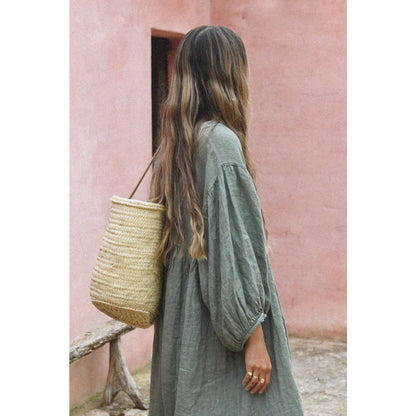 Grünes Leinenkleid mit Strohtasche aus Produkt Kleid Bonita | Fern