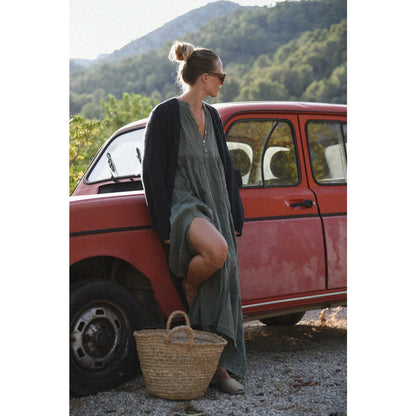 Frau in langem Kleid lehnt an rotem Auto, Produkt Kleid Bonita Fern