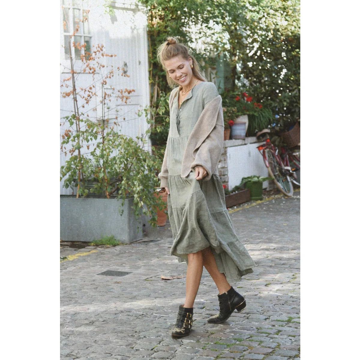 Fließendes olivgrünes stufenkleid mara eucalyptus mit lockerem sitz und langen ärmeln für ökologische baby- & kinderprodukte