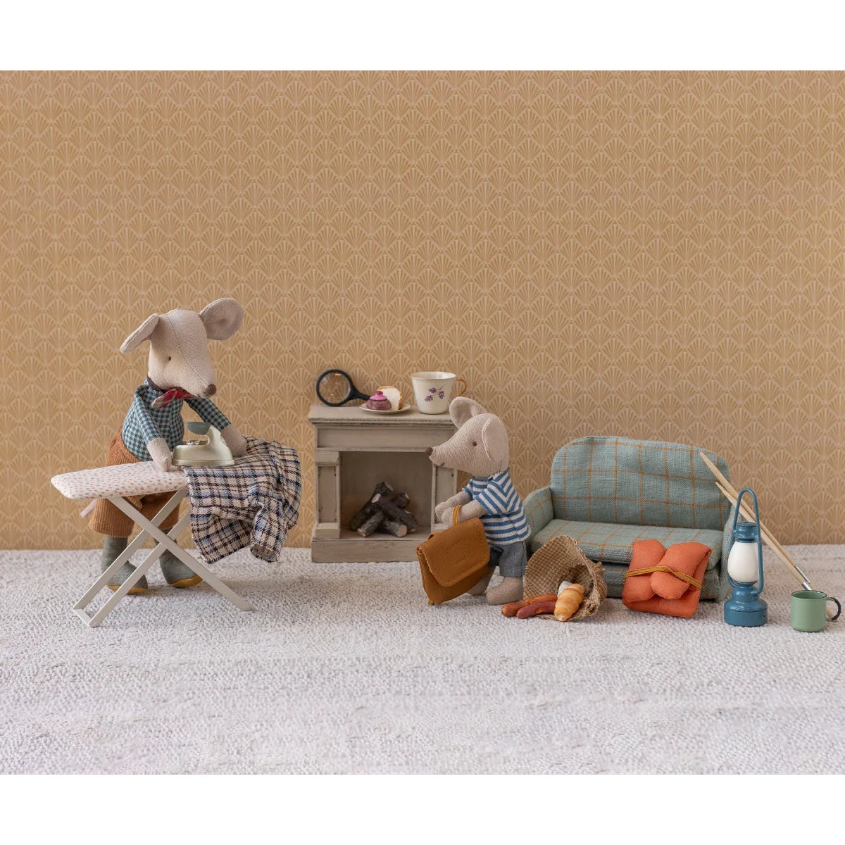 A plush mouse in a blue and white striped shirt stands beside an orange leather satchel in the nachhaltige babykleidung