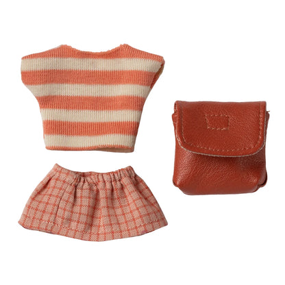 Orange-weiss gestreiftes Stricktop und passender Karierrock: Kleidungsset mit Tasche für grosse Schwestermaus Coral