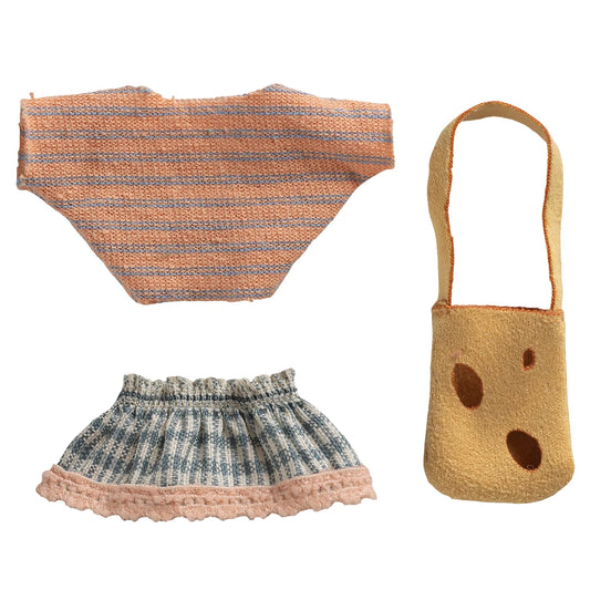 Strickhandtasche im Käse-Design mit braunen Löchern und beigem Körper: Kleidungsset mit Tasche für kleine Schwestermaus