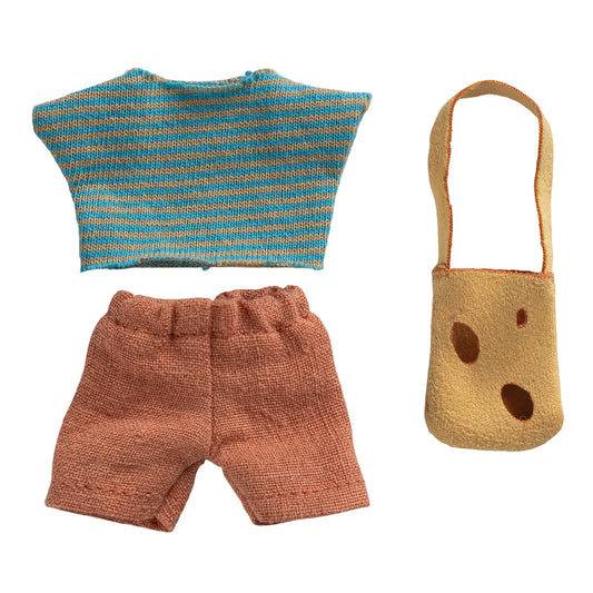 Kleidungsset mit Tasche für kleinen Bruder: blau-beiges gestreiftes Stricktop, pfirsichfarbene Strickshorts und beigefarbene
