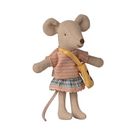 Kleine Schwester mit Tasche: beige Stoffmaus trägt gestreiftes Top in Orange und Grau, karierten Rock und gelbe