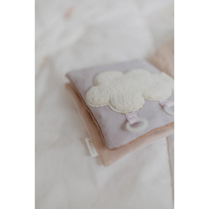 Weiches lavendelfarbenes Knisterbuch Butterfly mit weisser Wolkenapplikation und rosa Bändern
