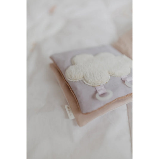 Weiches lavendelfarbenes Knisterbuch Butterfly mit weisser Wolkenapplikation und rosa Bändern