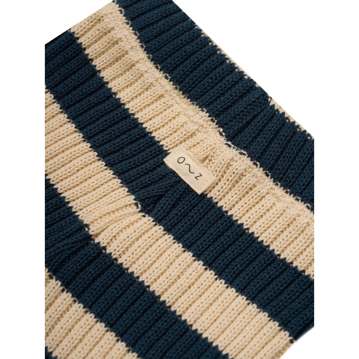 Gestreifter Strickstoff mit Etikett für die Strickshorts im Marinenstil