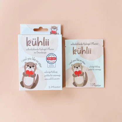 Weißes kartonverpackung kühlii selbstkühlende hydrogelpflaster mit süßem cartoon-otter und rotem herz