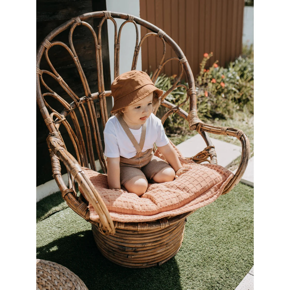 Ornate wicker peacock chair with cushioned seat, featured in Kurze Strumpfhose mit Träger