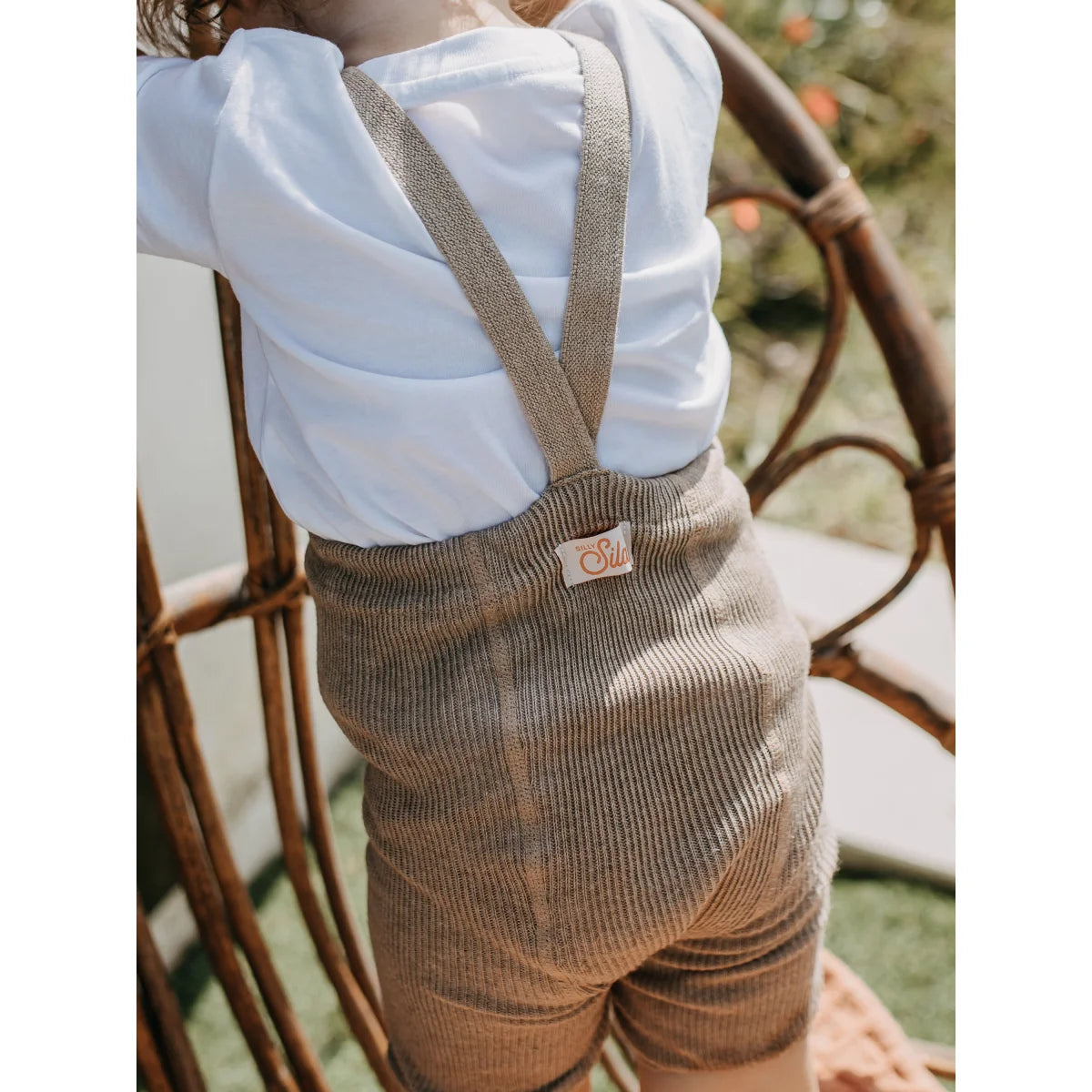 Leinenfarbene Corduroy-Latzhose aus der Kollektion Kurze Strumpfhose mit Träger