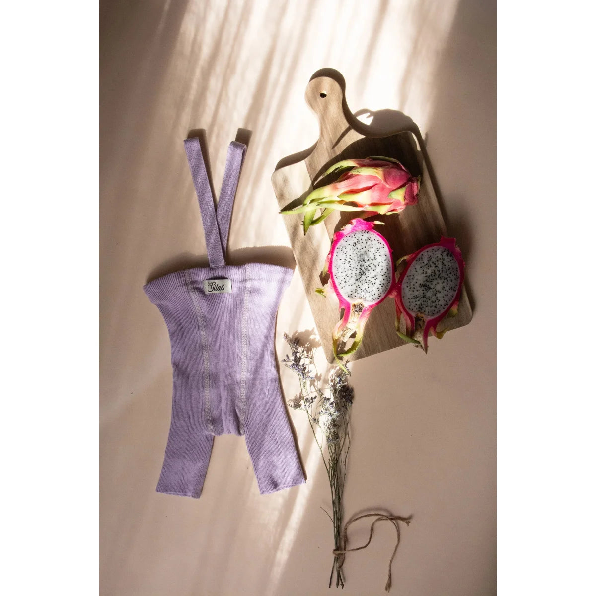 Lavender kurze strumpfhose mit verstellbaren trägern aus nachhaltiger babykleidung schweiz für neugeborene