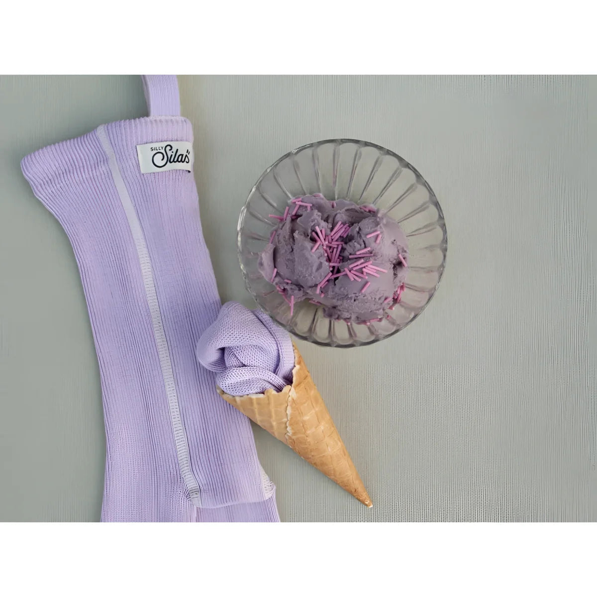 Kurze lavender strumpfhose mit träger aus nachhaltiger wolle und lavender knit eisbecherhülle mit billy silas etikett