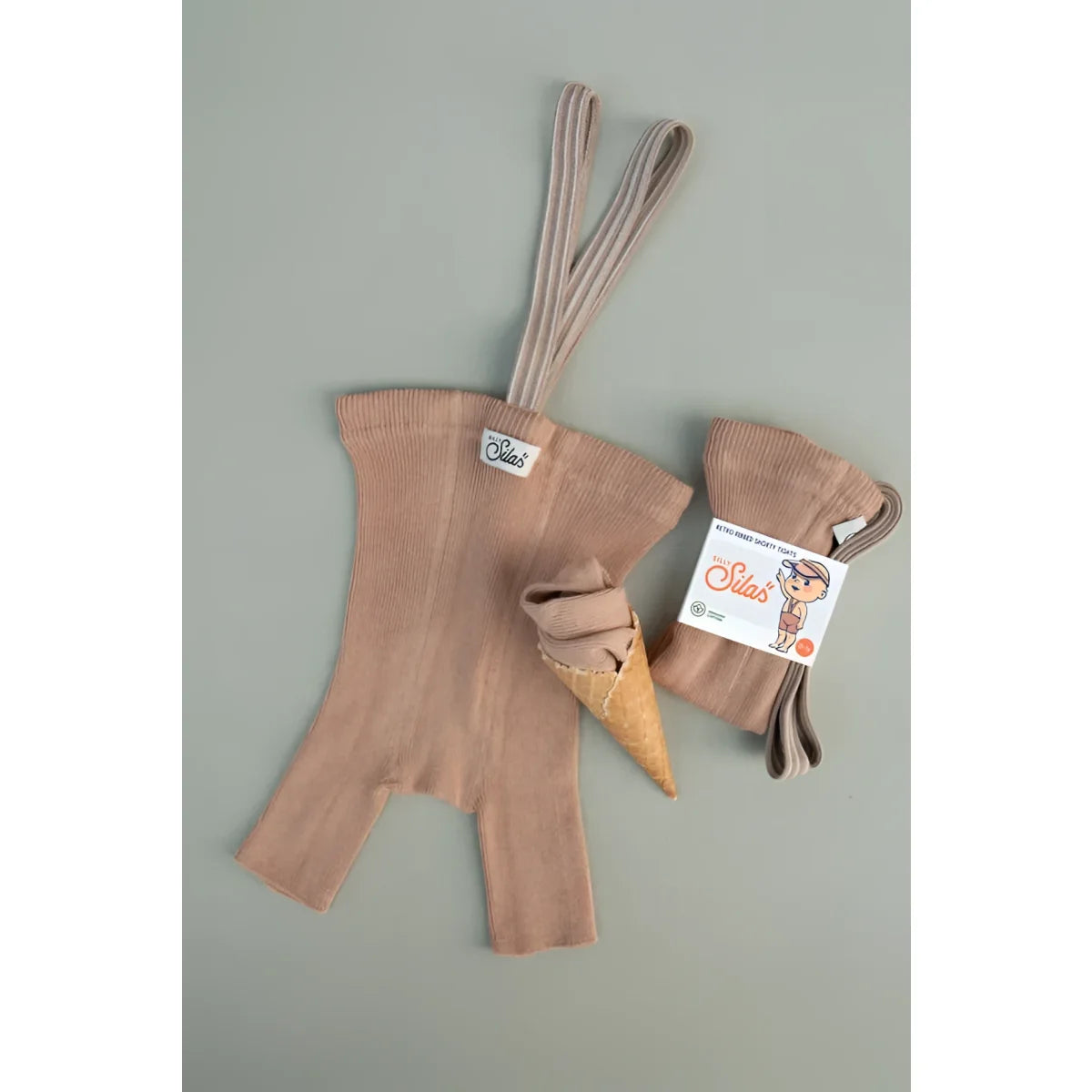 Beige geripptes strickbabybody mit passenden trägern und kleinem eiscremeanhänger in light brown striped für nachhaltige