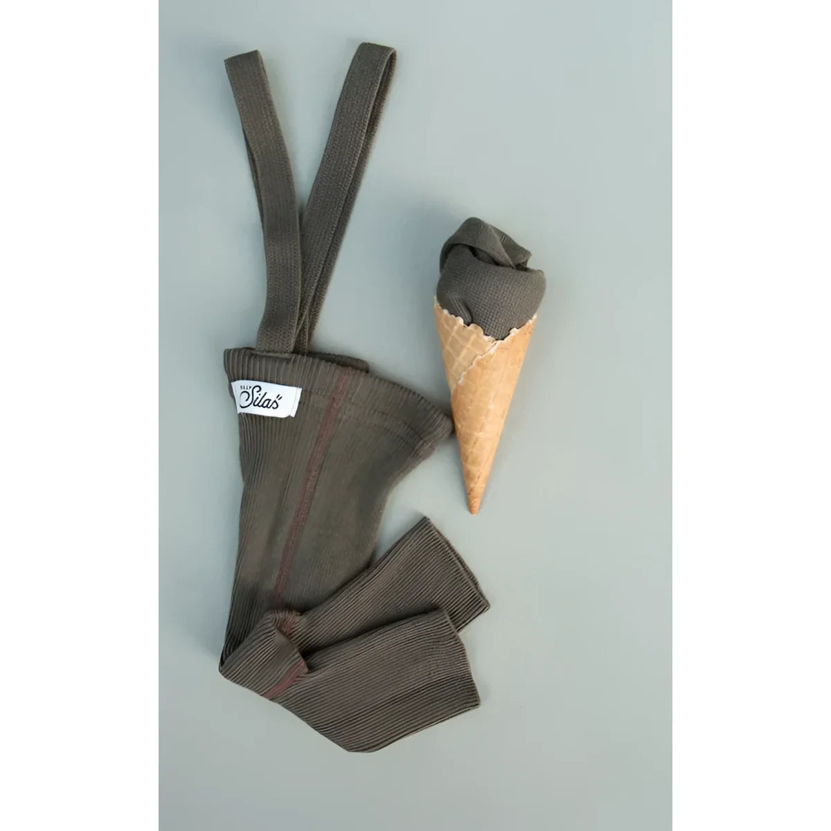 Kurze strumpfhose mit trägern in seaweed brown aus olivgrünem geripptem strick mit markenlabel nachhaltige babykleidung