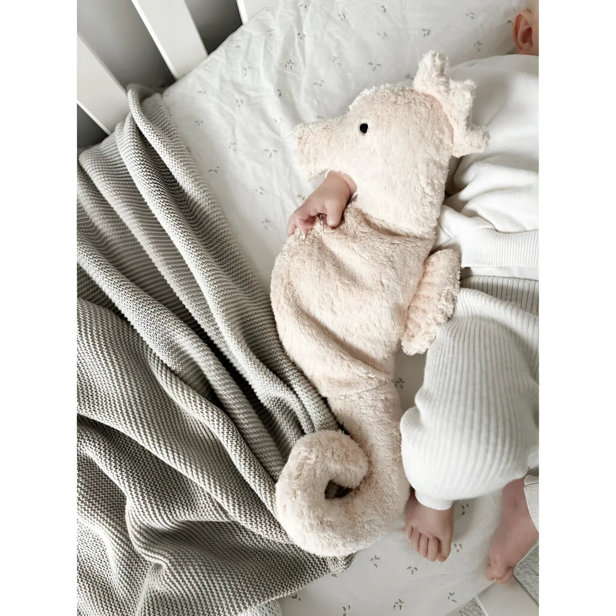 Kuscheltier seepferdchen klein weich rosafarben mit samtiger oberfläche und kleinen schwarzen augen ideal als geschenk