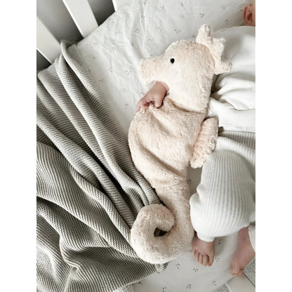 Kuscheltier seepferdchen klein weich rosafarben mit samtiger oberfläche und kleinen schwarzen augen ideal als geschenk