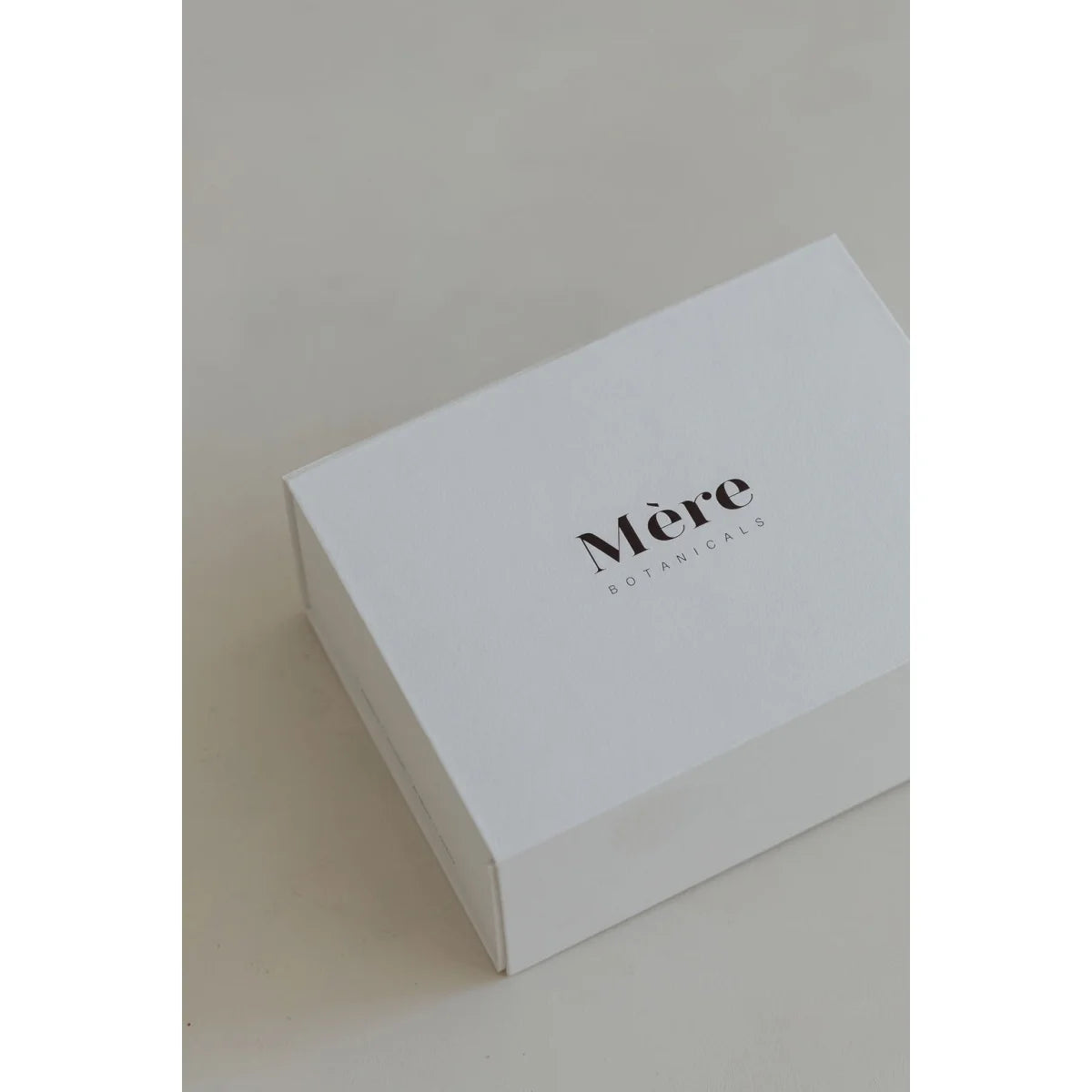 Weiße Box mit Labor Kit Logo für medizinisches Produkt