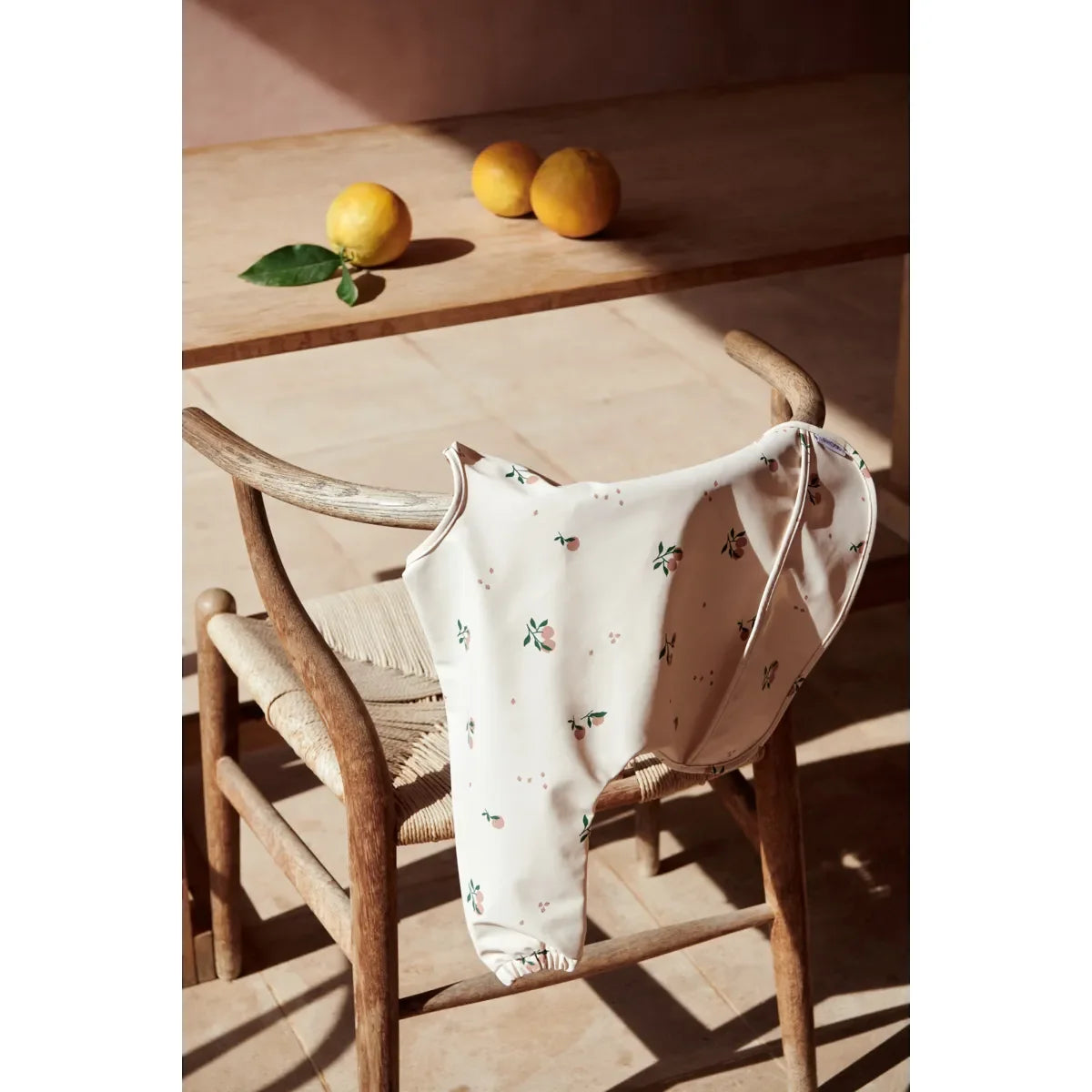 Floral-musterter Baby-Body im Produkt Lätzchen Cape Merle | Peach Sea Shell Mix