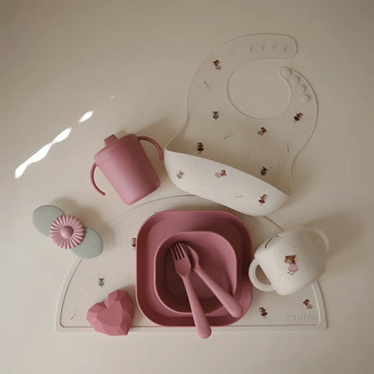 Pinkes silikon baby feeding set mit lätzchen fairy mice und utensilien nachhaltige babykleidung schweiz