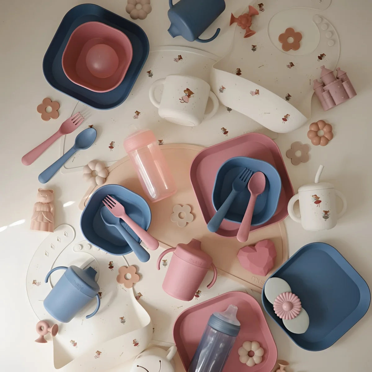 Pastell rosa und blaues silikon baby essensset mit süßen tiermotiven für nachhaltige babykleidung schweiz geschenke