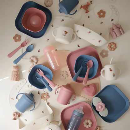 Pastell rosa und blaues silikon baby essensset mit süßen tiermotiven für nachhaltige babykleidung schweiz geschenke