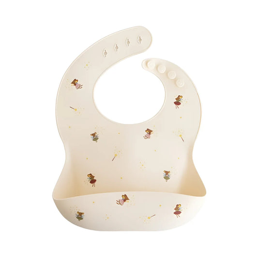 Cremefarbenes Silikonlätzchen Fairy Mice mit verspieltem Muster aus winzigen Feenillustrationen und goldenen Glitzerdetails
