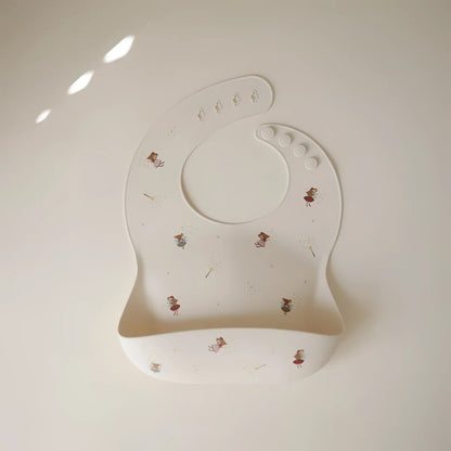 Weißes silikonlätzchen mit feinem muster winziger feeillustrationen nachhaltige babykleidung schweiz geschenke