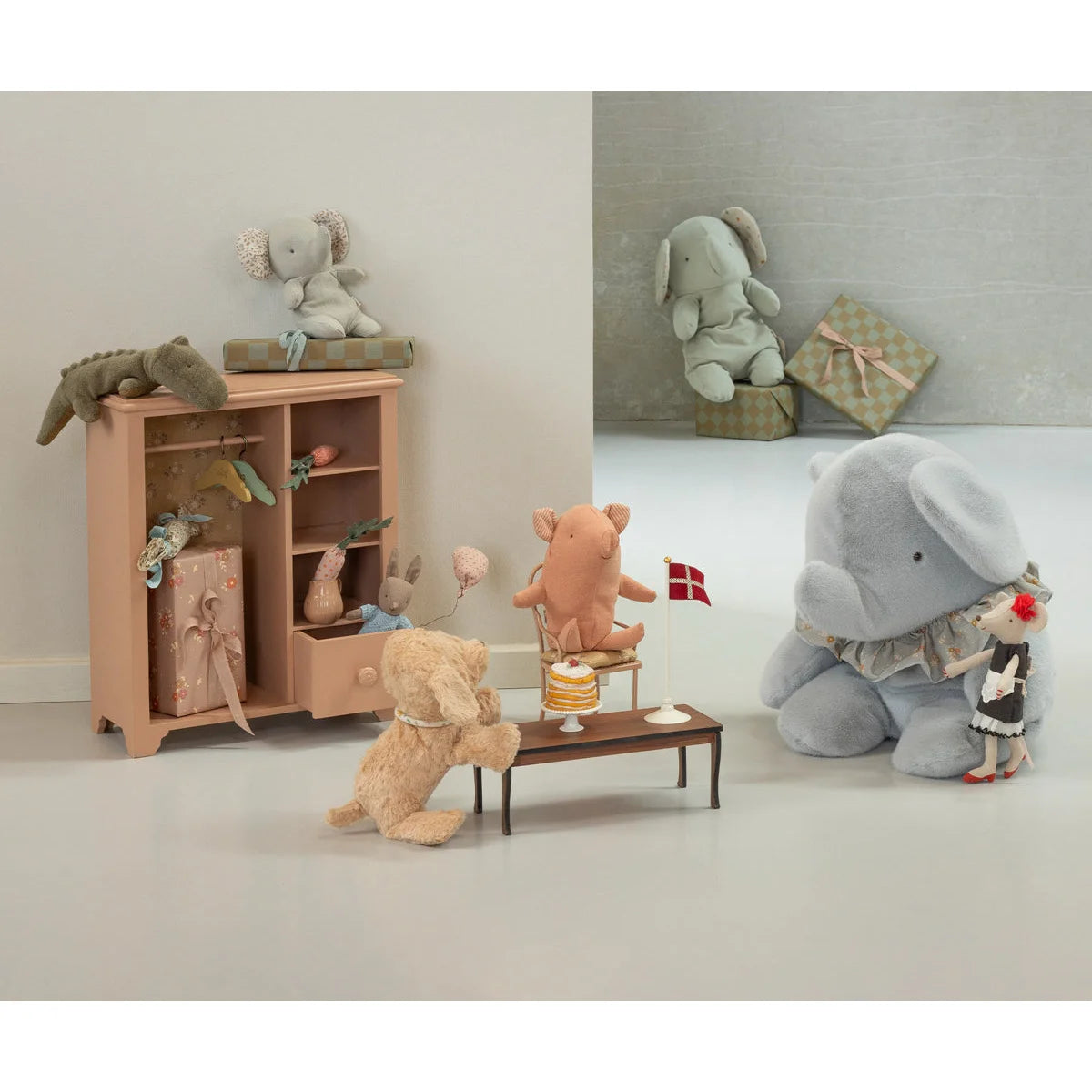 Weicher grauer plüschelefant mit gerafftem kragen und kleiner maus als ökologisches baby produkt geschenk