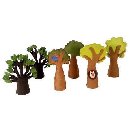 Set aus sechs Filz-Fingerpuppen Laubbäume mit grüner und brauner Belaubung und einem blauen Vogel