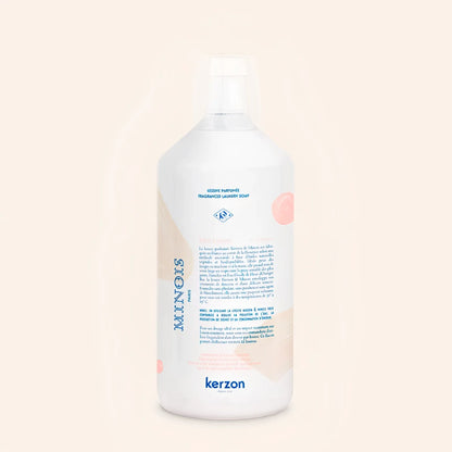 Weisse Kunststoffflasche Minois Paris Laundry Soap, duftendes Flüssigwaschmittel mit pinken abstrakten Elementen