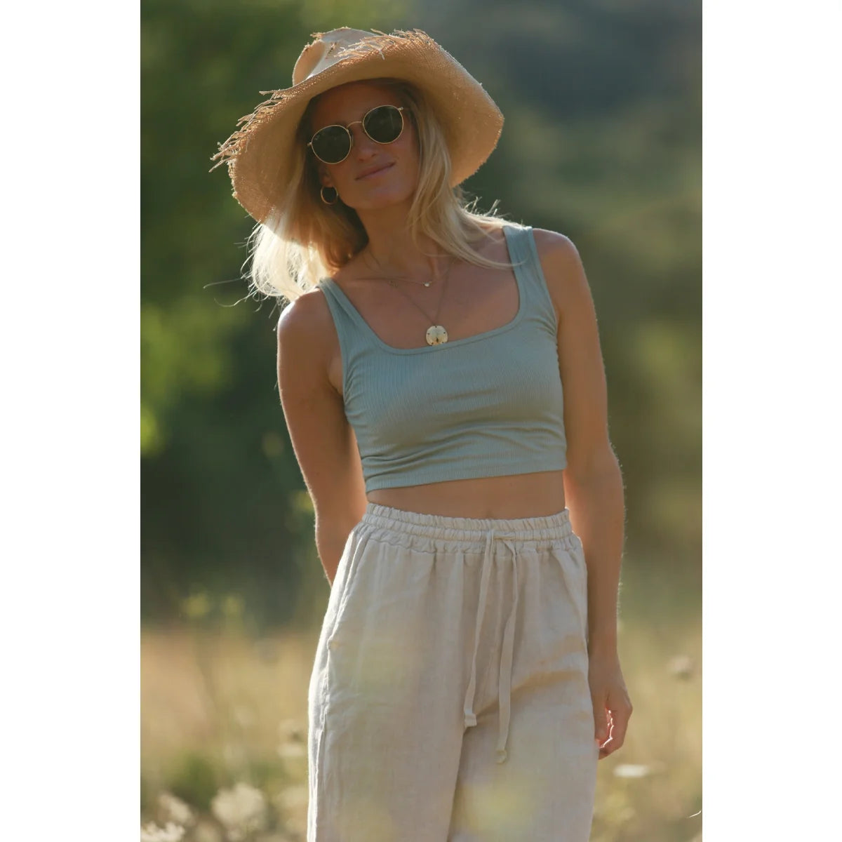 Frau mit Sonnenhut und Sonnenbrille in leichter Leinen Hose Isla von Moon