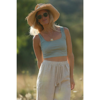 Frau mit Sonnenhut und Sonnenbrille in leichter Leinen Hose Isla von Moon