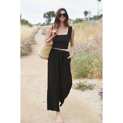 Frau in schwarzem Crop-Top und Hose von Leinen Hose Isla | Noir