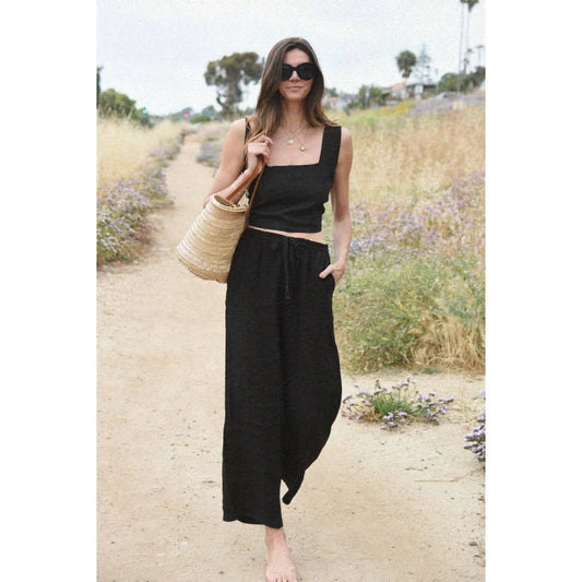 Frau in schwarzem Crop-Top und Hose von Leinen Hose Isla | Noir