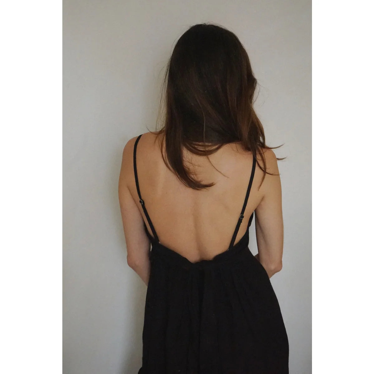 Schwarzes, rückenfreies Kleid mit dünnen Trägern, Leinen Kleid Alma