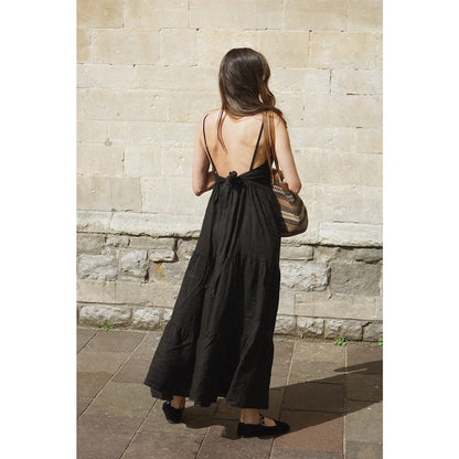 Langes schwarzes Rückenausschnitt-Strandkleid mit gestuftem Rock und dünnen Trägern