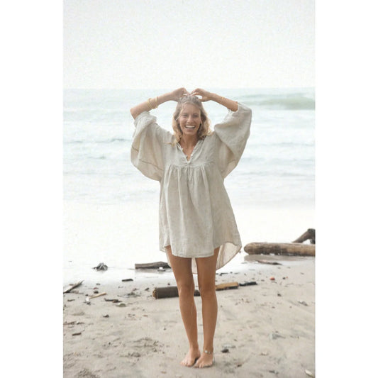 Frau in lockerer Leinenkleidung am Strand, Leinen Kleid Bella Moon