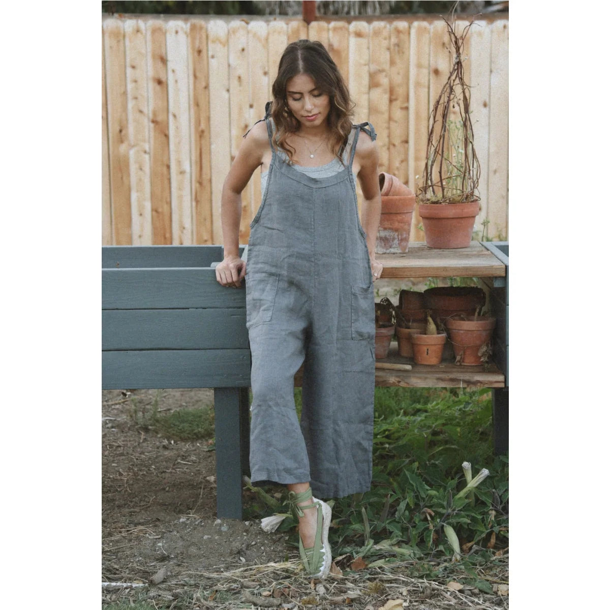 Dame in grauen Leinenoveralls aus der Kollektion Leinen Overall | Storm