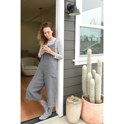 Frau in grauen Overalls, Modell Leinen Overall Storm, modisch und vielseitig